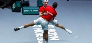 La pareja canadiense conformada por Denis Shapovalov (i) y Vasek Pospisil (d) celebran tras ganar a la pareja rusa conformada por Kar&eacute;n Abg&aacute;rovich y Andr&eacute;i Rubliov, durante las semifinales dobles de la Copa Davis.