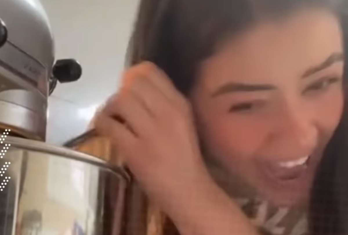 El cabello de la creadora de contenido de TikTok, Natalia Sarahii quedó atrapado en plena grabación. El video ha dado la vuelta en las redes sociales.