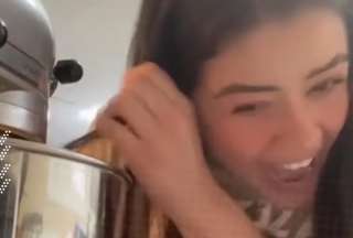 El cabello de la creadora de contenido de TikTok, Natalia Sarahii quedó atrapado en plena grabación. El video ha dado la vuelta en las redes sociales.