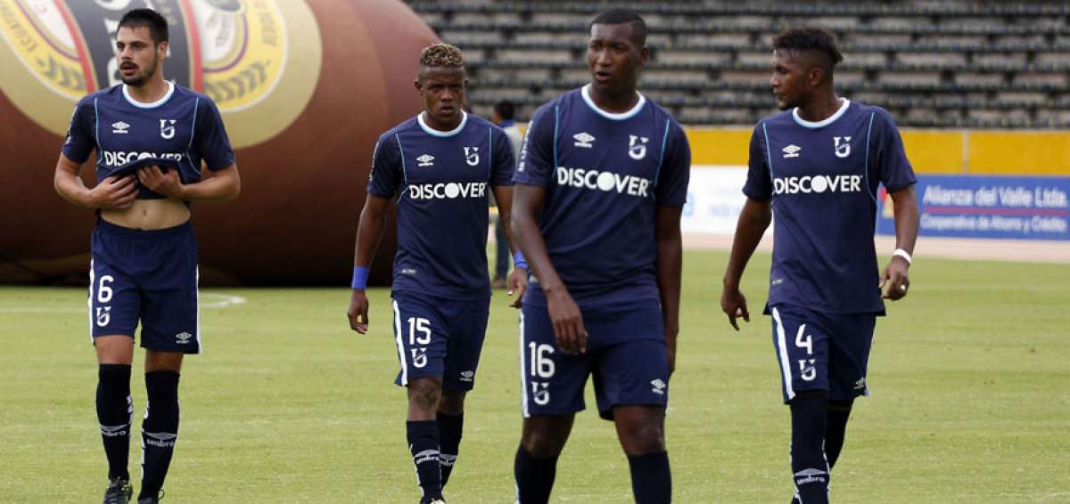 El atacante Jhon Jairo Cifuente (c), goleador del campeonato con 17 dianas, espera aportar hoy para darle la victoria a Universidad Cat&oacute;lica. 
