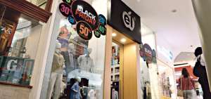 Los locales comerciales ya comienzan a ubicar letreros con llamativos descuentos por el Black Friday.