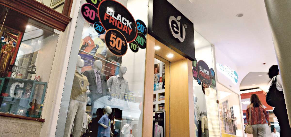 Los locales comerciales ya comienzan a ubicar letreros con llamativos descuentos por el Black Friday.