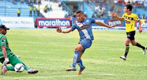 El delantero de Emelec &Aacute;ngel Mena (centro) y el arquero de Barcelona, M&aacute;ximo Banguera, tendr&aacute;n un nuevo duelo esta tarde en el Monumental. Foto: Cortes&iacute;a