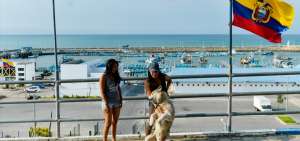 En el paseo de El Mirador las j&oacute;venes Ana Espinel y Mar&iacute;a Rosado pasean con su mascota todos los d&iacute;as, desde las 17:00 hasta las 18:30, para evitar la intensidad de los rayos solares.