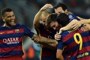 Messi (oculto) es felicitado por sus compa&ntilde;eros, tras anotar su segundo gol de libre. Foto: AFP