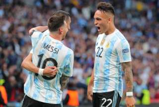 Lionel Messi celebra el  gol de Lautaro Martínez (der.), con asistencia suya