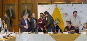 Iv&aacute;n Ontaneda, ministro de Producci&oacute;n, en la sesi&oacute;n saluda con Fabi&aacute;n Carrillo, viceministro de Finanzas. 