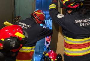 Rescataron a menores atrapados en un ascensor en Quito