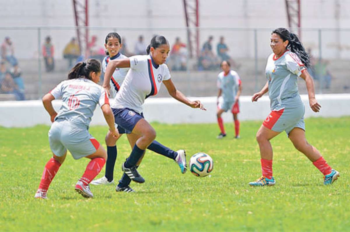 Dennise Alom&iacute;a (centro) inquiet&oacute; a las zagueras de Cruz del Sur. Marc&oacute; 2 goles. FOTO: MIGUEL JIM&Eacute;NEZ