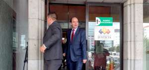 El fiscal general del Estado, Carlos Baca Mancheno, a su salida de la Corte Nacional de Justicia, tras ser informado del cambio de fecha de la audiencia.
