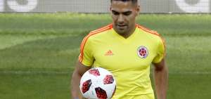 El delantero Radamel Falcao Garc&iacute;a domina el bal&oacute;n ante la presencia del DT de Colombia, Jos&eacute; P&eacute;kerman.