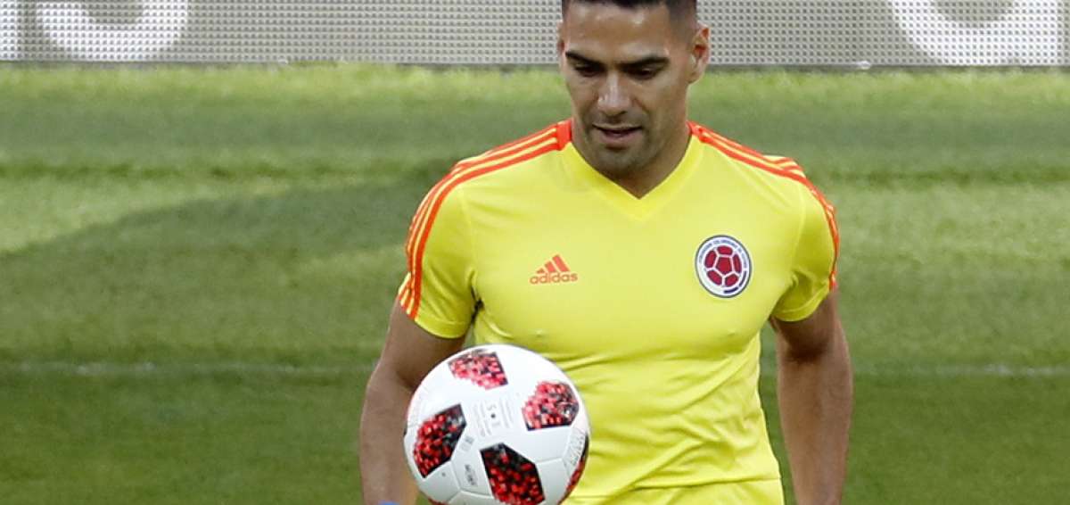 El delantero Radamel Falcao Garc&iacute;a domina el bal&oacute;n ante la presencia del DT de Colombia, Jos&eacute; P&eacute;kerman.