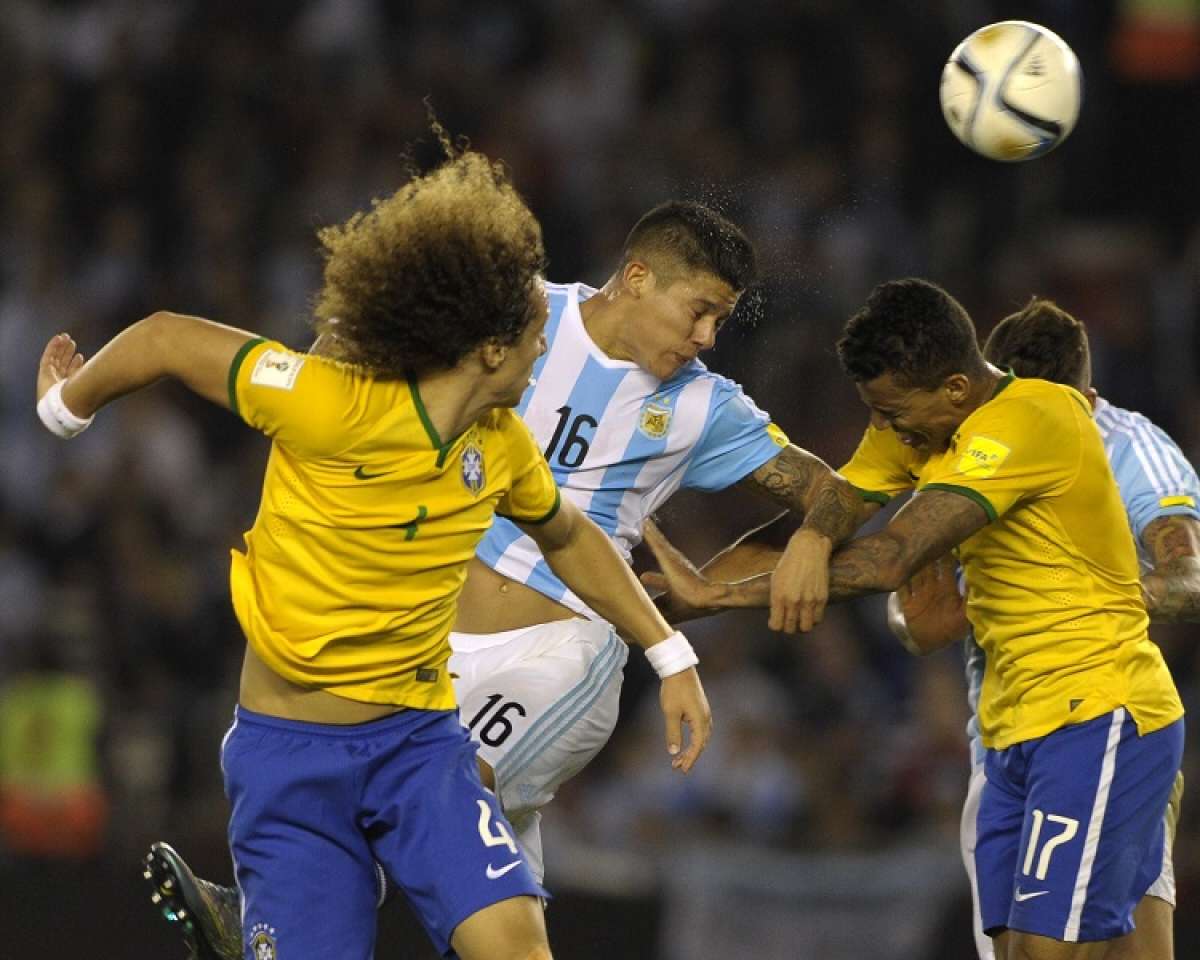 David Luiz cabecea ante la marca de Marcos Rojo en un tiro de esquina a favor de los gauchos. Foto: AFP