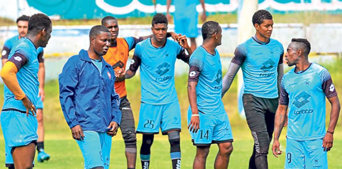El volante &Eacute;dison M&eacute;ndez (chompa azul) se uni&oacute; a El Nacional despu&eacute;s de 6 meses de inactividad. Foto: Miguel Jim&eacute;nez / El Tel&eacute;grafo