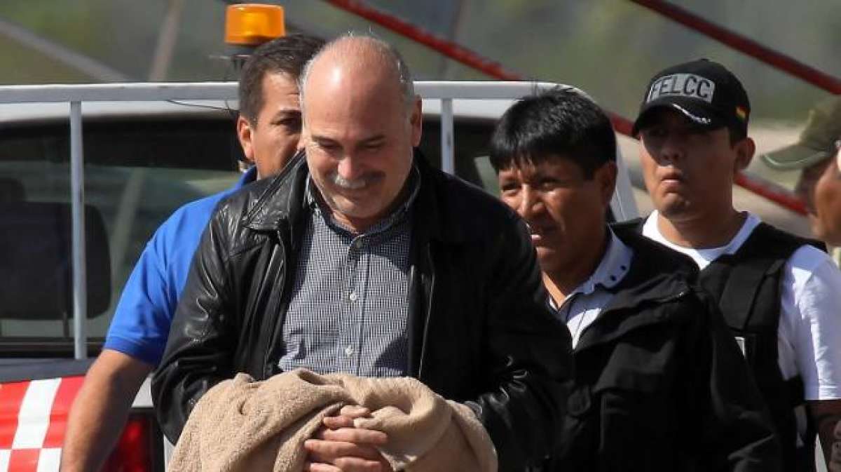 Los herederos de Lozada son acusados de recibir cheques en sus cuentas personales.