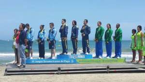 En lo m&aacute;s alto del podio, Ecuador, representado por Samantha Ar&eacute;valo (c), Esteban (i) y Santiago Enderica (d). Foto: Tomada de @ECUADORolimpico