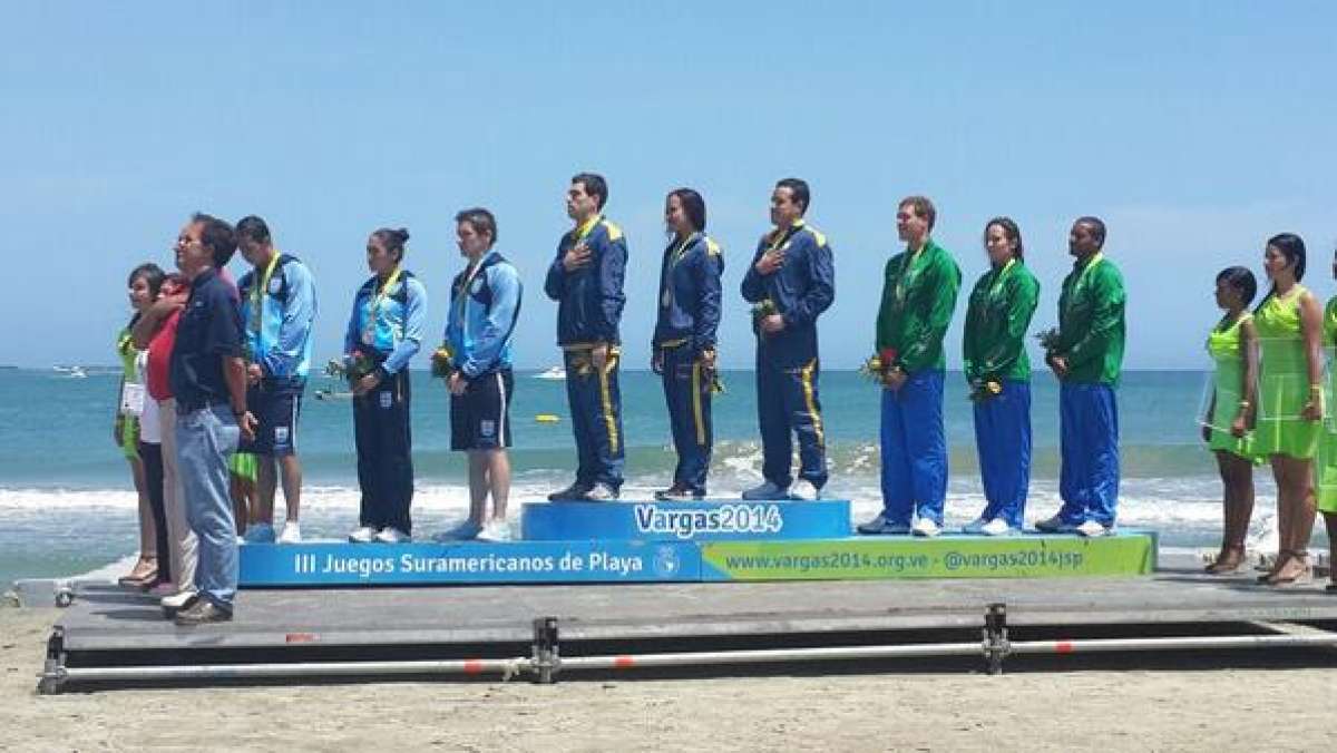En lo m&aacute;s alto del podio, Ecuador, representado por Samantha Ar&eacute;valo (c), Esteban (i) y Santiago Enderica (d). Foto: Tomada de @ECUADORolimpico