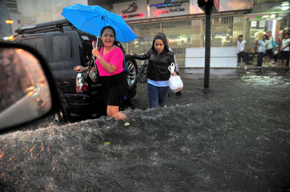 El aguacero estuvo acompa&ntilde;ado de fuertes vientos y descargas el&eacute;ctricas. Foto: Miguel Castro |  El Tel&eacute;grafo
