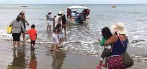 Los turistas que llegaron a Manta disfrutaron de sus playas y de paseos en lancha, para el avistamiento de ballenas y recorridos en la rada del puerto. 