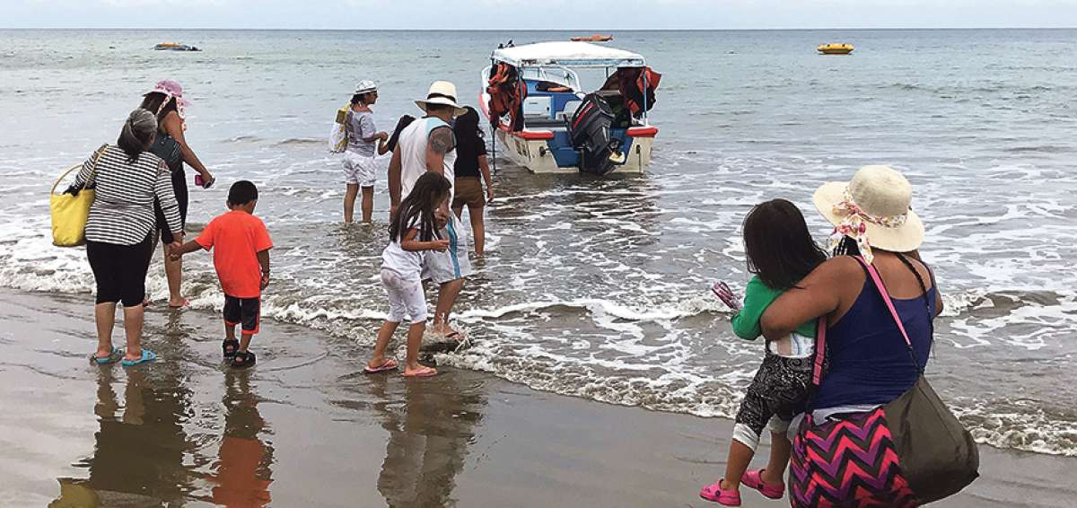 Los turistas que llegaron a Manta disfrutaron de sus playas y de paseos en lancha, para el avistamiento de ballenas y recorridos en la rada del puerto. 