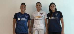 Los tres refuerzos for&aacute;neos de Liga de Quito femenino posan en la sala de su casa despu&eacute;s del entrenamiento matutino que realizaron el viernes pasado. Ellas se ingenian la forma de mantener su estado f&iacute;sico y entretenerse en la cuarentena. 