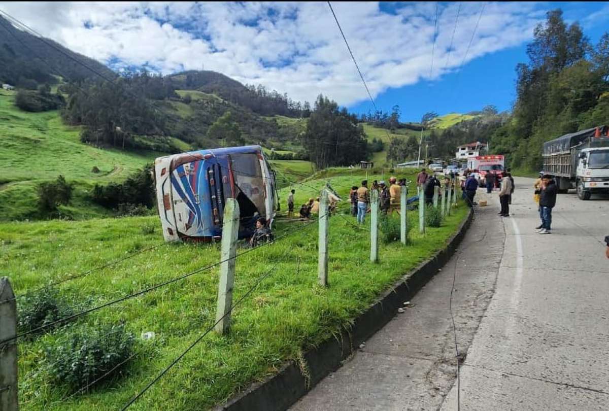 Fuerte siniestro de tránsito en Cuenca deja dos fallecidos y una docena de heridos