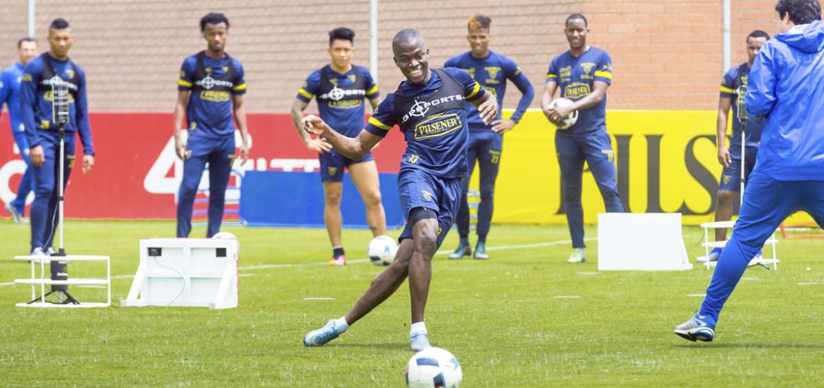 Enner dominando el bal&oacute;n durante el entrenamiento de Ecuador.