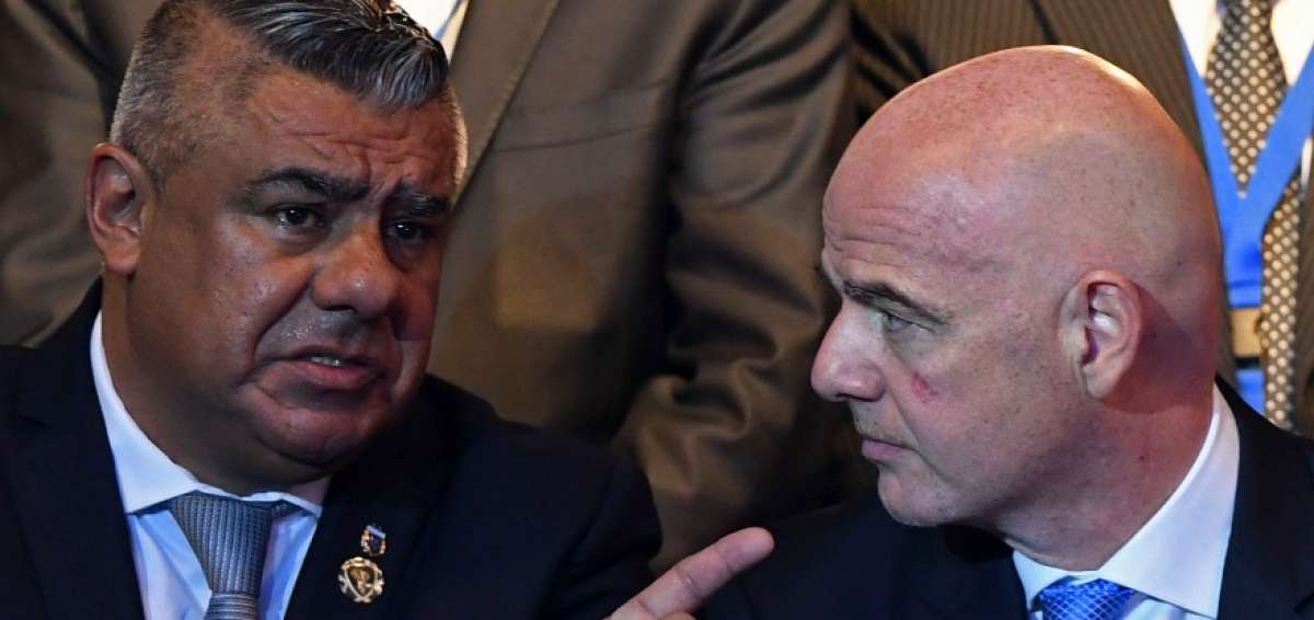 El presidente de la Asociaci&oacute;n Argentina de F&uacute;tbol (AFA), Claudio Tapia, convers&oacute; con el presidente de la FIFA, Gianni Infantino, durante el Congreso de la Conmebol.