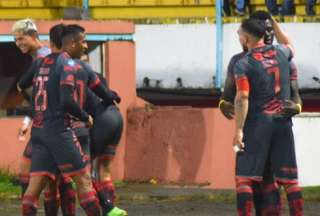 Jefferson Vernaza (der.) celebra el gol del triunfo del Deportivo Cuenca ante Técnico Universitario