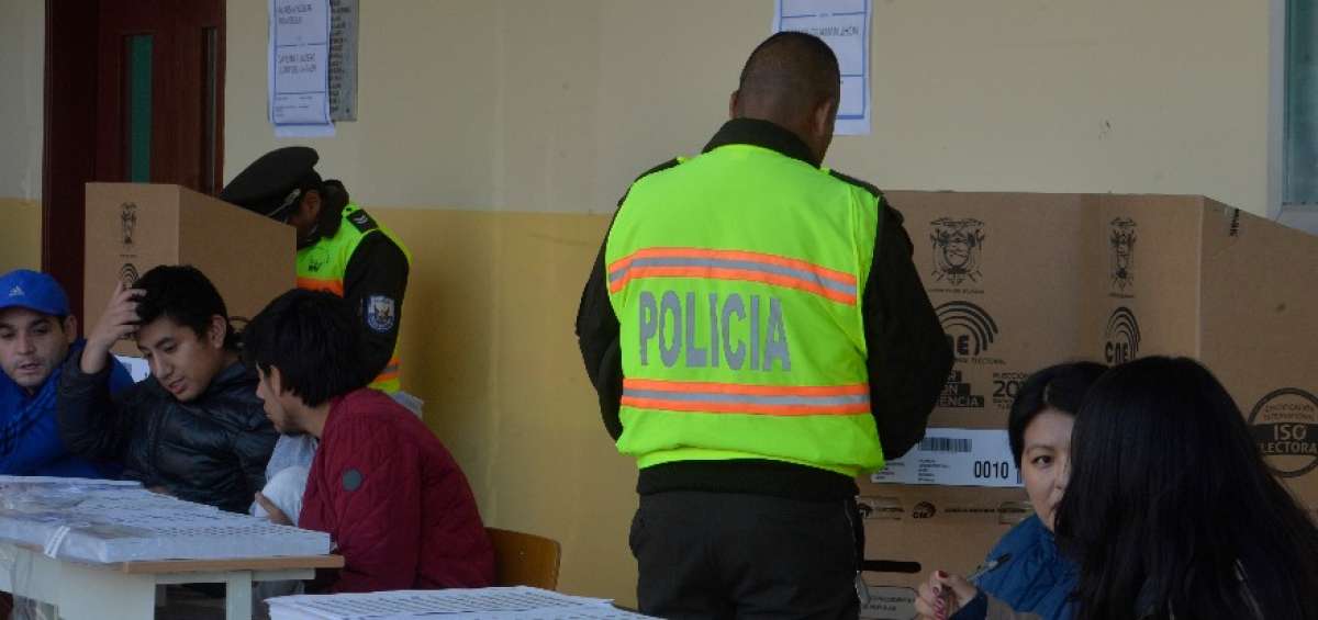 Los polic&iacute;as ejercieron su derecho a sufragar. Son parte de los 3&rsquo;025.000 ciudadanos que tienen el voto facultativo.
