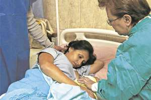 Mard&iacute;n y Lenin ven lactar a su hija por primera vez. Los m&eacute;dicos brindan apoyo a las madres y sus beb&eacute;s. Foto: Cortes&iacute;a del Ministerio de Salud P&uacute;blica.