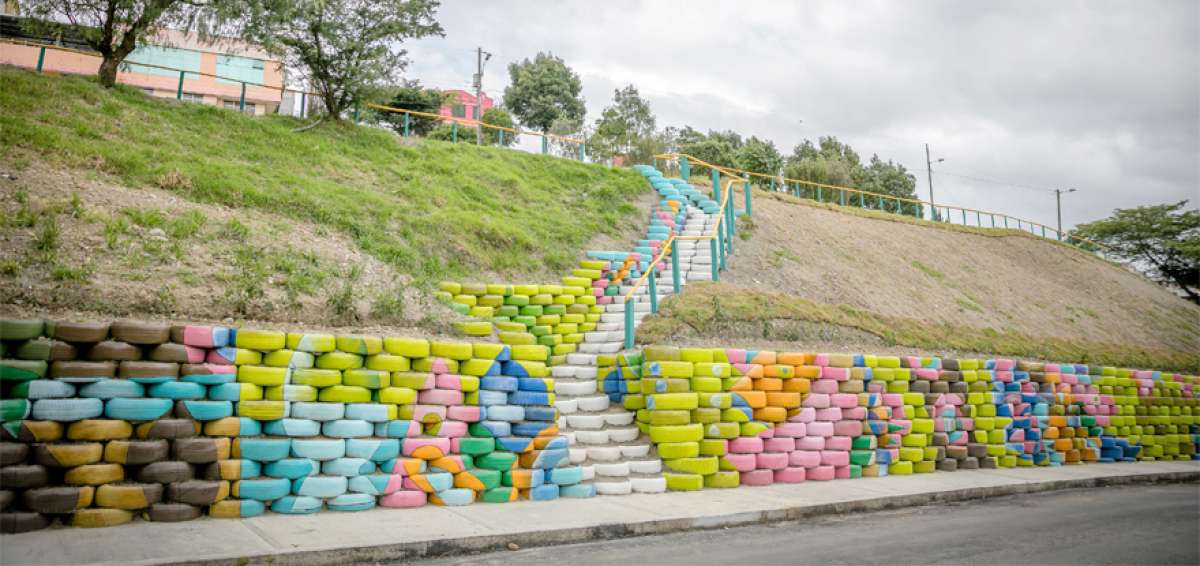 El muro, hecho sobre la base de llantas recicladas, est&aacute; ubicado en el barrio La Tebaida, por donde pasa la calle Cuba, en la ciudad de Loja.