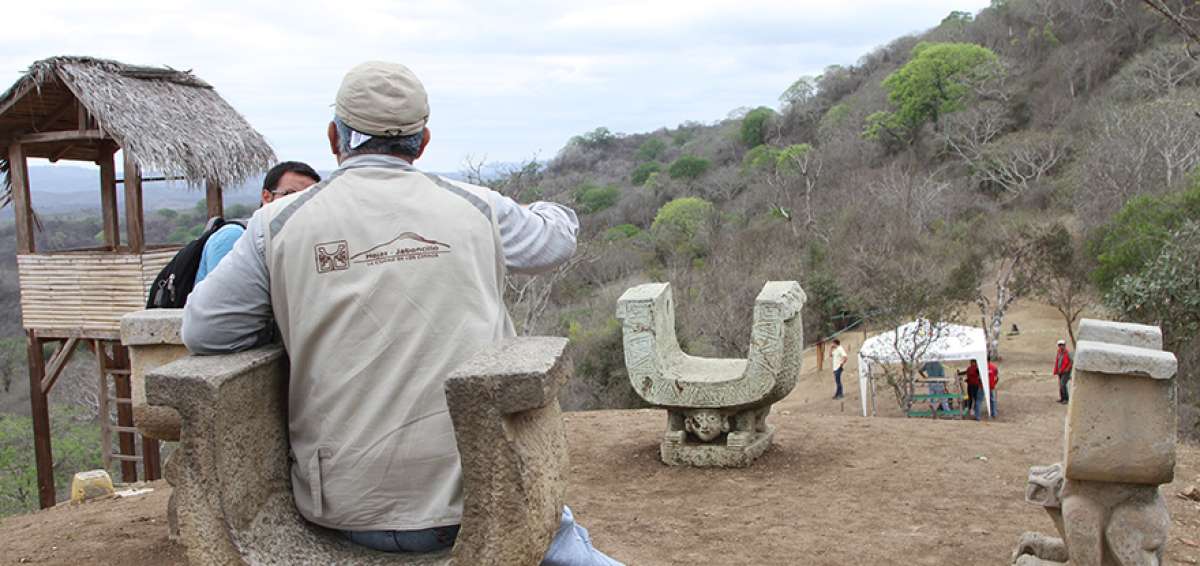 En la parte alta del complejo Hojas Jaboncillo, detr&aacute;s de la parroquia Picoaz&aacute;, del cant&oacute;n Portoviejo, las sillas en forma de U (r&eacute;plicas) rememoran la historia de la provincia de Manab&iacute;. Estas sillas se elaboran en La Pila. 