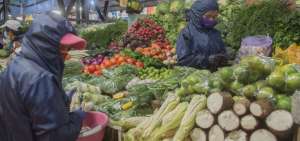 Las comerciantes utilizan mascarillas y guantes.     