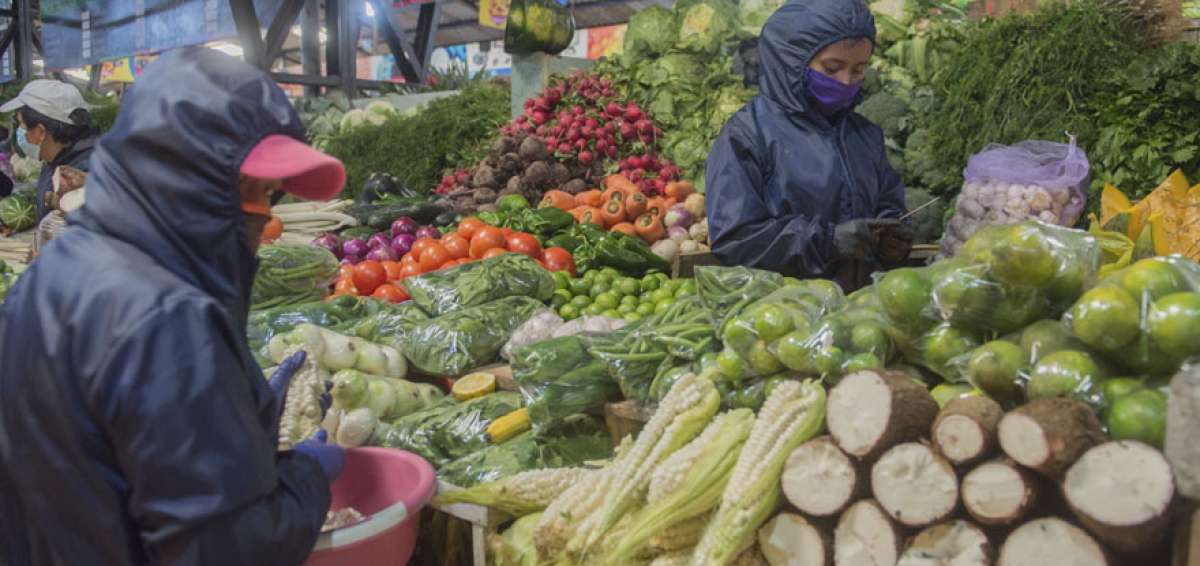 Las comerciantes utilizan mascarillas y guantes.     