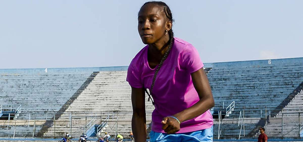 Kiara Rodr&iacute;guez entrena todos los d&iacute;as en la pista del estadio Alberto Spencer, en Guayaquil. El s&aacute;bado viajar&aacute; a Lima.