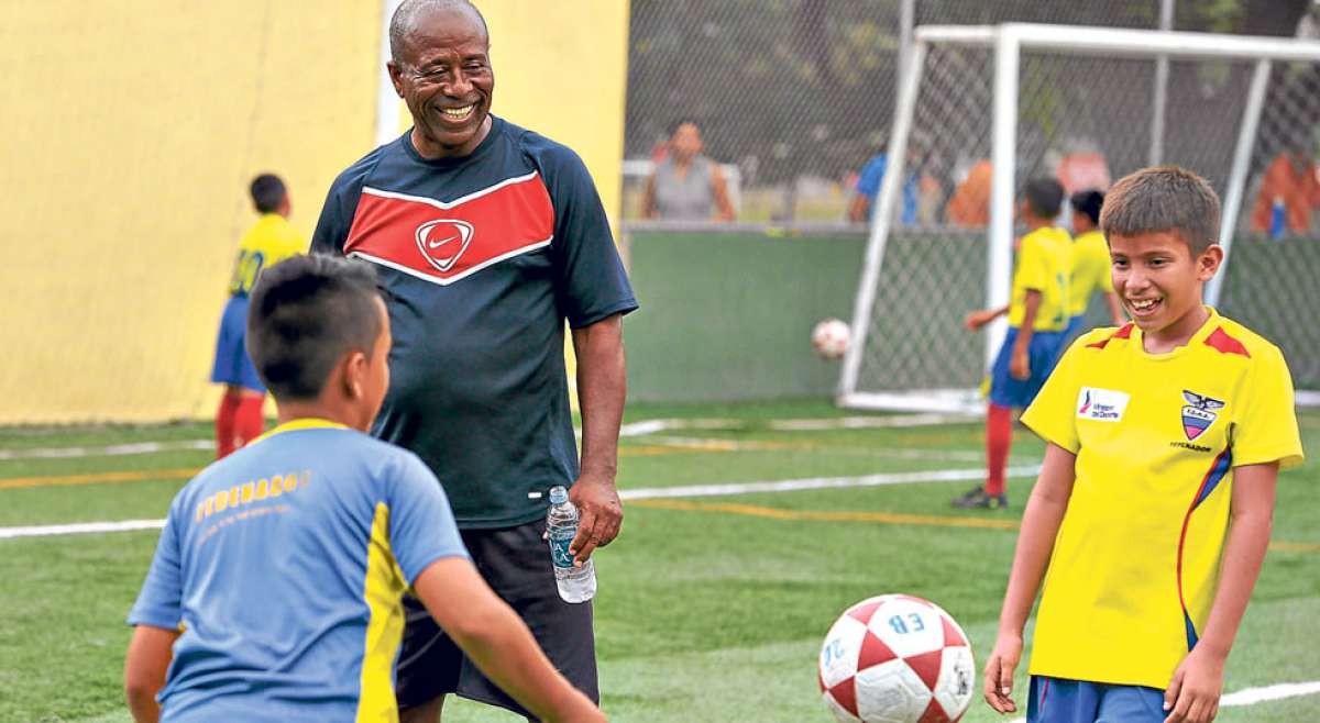 La escuela de f&uacute;tbol Ermen Ben&iacute;tez, de Fedenador, intensifica sus entrenamientos para llegar en &oacute;ptimas condiciones al certamen. Foto: Jos&eacute; Mor&aacute;n / El Tel&eacute;grafo