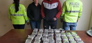 Agentes antinarc&oacute;ticos muestran la mercanc&iacute;a confiscada. 