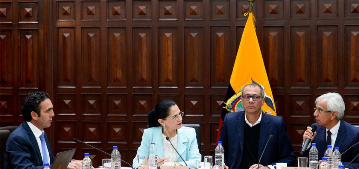 De izquierda a derecha, los ministros Pablo Campana y Eva Garc&iacute;a; el vicepresidente Jorge Glas, y Marco Carri&oacute;n, presidente de la Capeipi.  