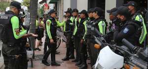 El personal policial para el resguardo del sector de Urdesa recibe instrucciones, previo a iniciar las labores de patrullaje y vigilancia.