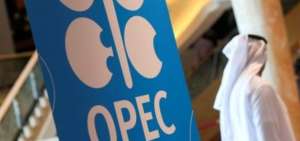 El logotipo de la OPEP se ve en el Comit&eacute; de Seguimiento Ministerial en Abu Dhabi.