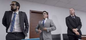 De izq. a der., los abogados Jos&eacute; Charry y Carlos Soria junto a su defendido, el programador sueco Ola B., en la audiencia de ayer.