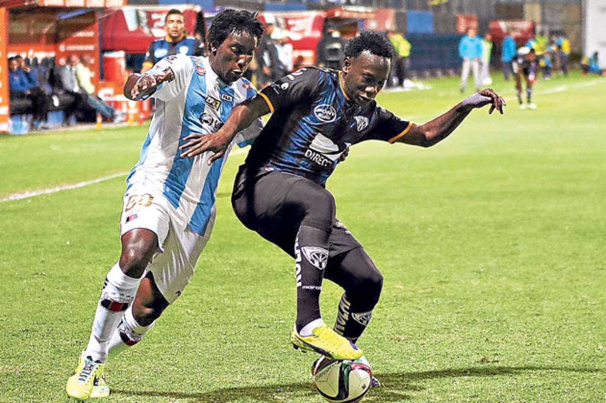 El defensor de Independiente del Valle, Luis Caicedo (der), domina el bal&oacute;n ante la marca de Daniel Porozo. Foto: Cortes&iacute;a agencia Andes