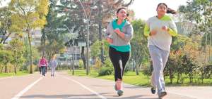 Otra de las actividades que distraen a los cuencanos es practicar deportes. El 36% de los ciudadanos va al cine con su familia. Foto: Fernando Machado/El Tel&eacute;grafo