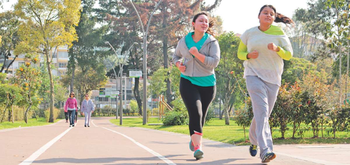 Otra de las actividades que distraen a los cuencanos es practicar deportes. El 36% de los ciudadanos va al cine con su familia. Foto: Fernando Machado/El Tel&eacute;grafo