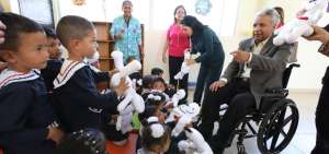El presidente Len&iacute;n Moreno comparti&oacute; con los estudiantes durante su recorrido por la unidad educativa.