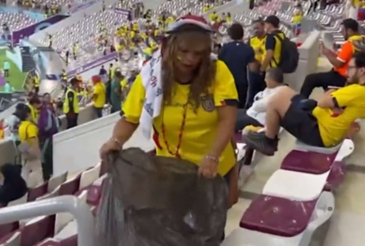 Hinchas de Ecuador limpiaron el sector del estadio en donde vieron el partido ante Senegal