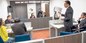 Durante la audiencia efectuada ayer en la Supercom, en Quito, se proyect&oacute; el video que probar&iacute;a la infracci&oacute;n. Foto: Fernando Sandoval / El Tel&eacute;grafo.