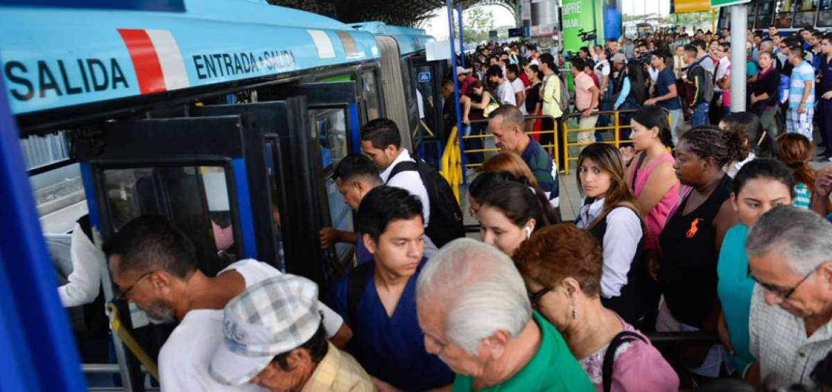 Las aglomeraciones en las horas pico son comunes en algunas de las paradas de la Metrov&iacute;a.