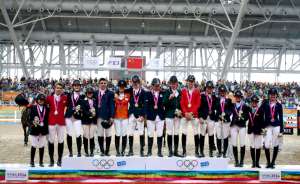 Macarena, segunda de la derecha, posa feliz en el podio con el elenco norteamericano que consigui&oacute; la medalla de bronce en salto ecuestre por equipos. Foto: Cortes&iacute;a: Xinhua